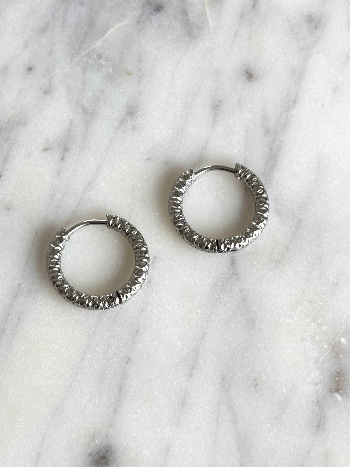 Petites créoles en acier inoxydable ronde martelées - ARGENT