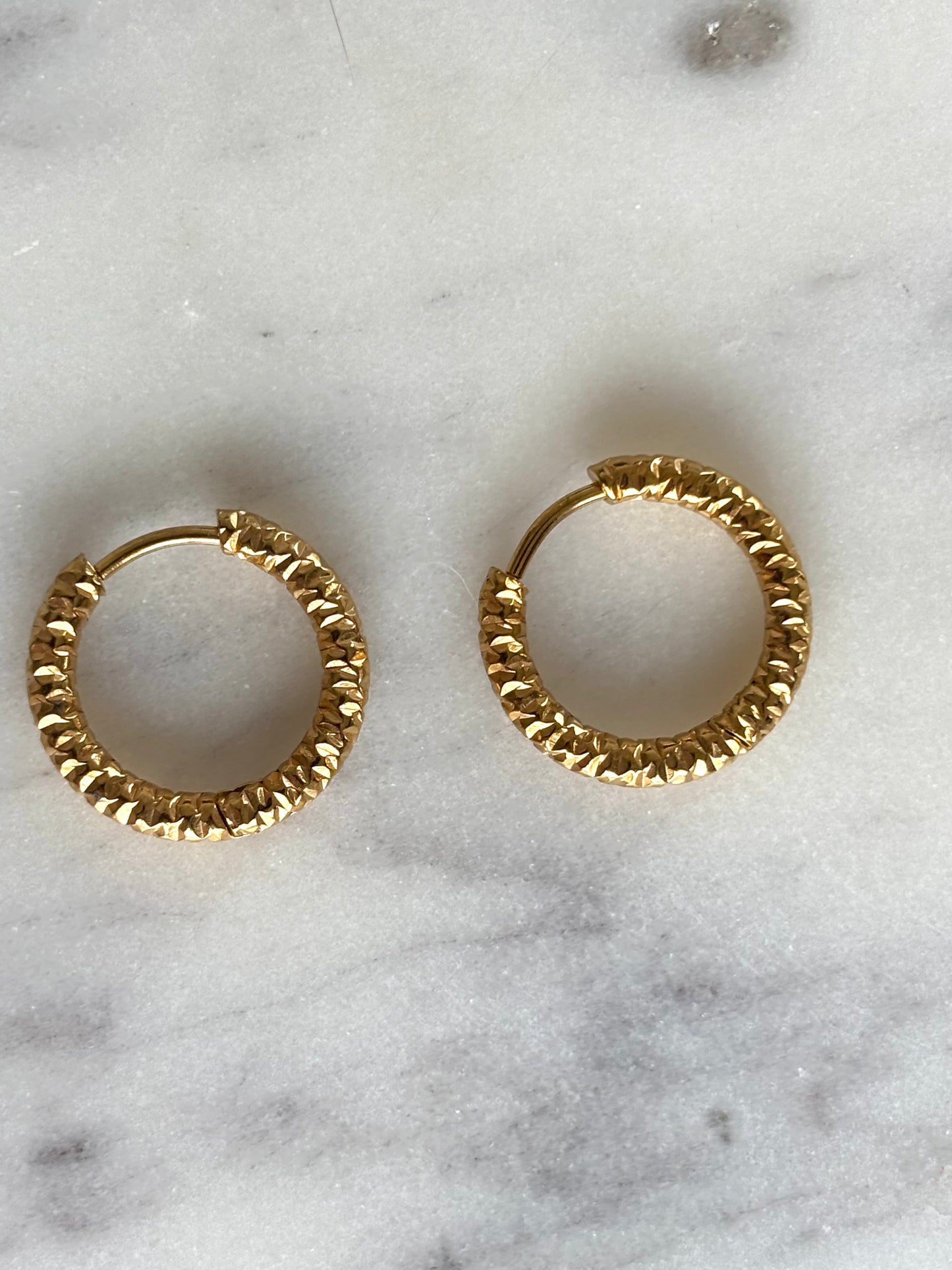 Petites créoles en acier inoxydable ronde martelées - OR