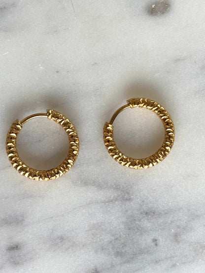 Petites créoles en acier inoxydable ronde martelées - OR